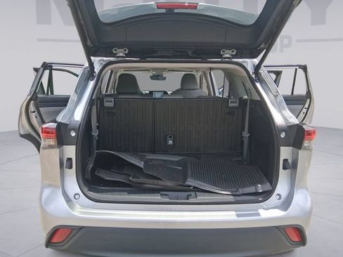 Used 2024 Toyota Highlander XLE AWD/4WD image 19