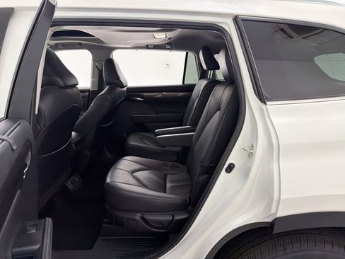 Used 2021 Toyota Highlander Limited FWD image 25