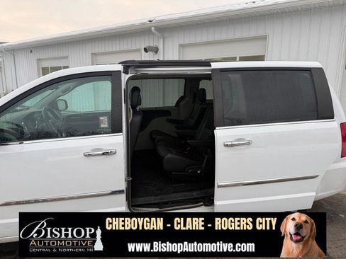 Used 2016 Chrysler Town & Country Touring w/ Driver Convenience Group image 35
