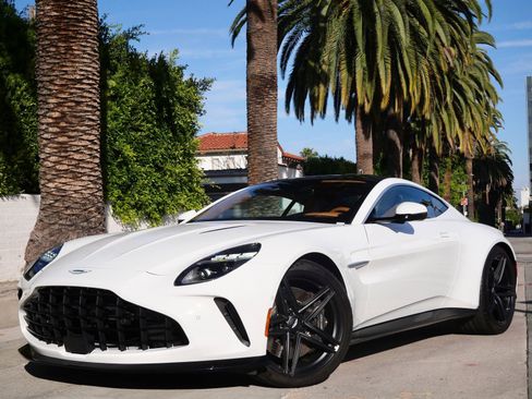 Used 2025 Aston Martin V8 Vantage Coupe RWD image 13