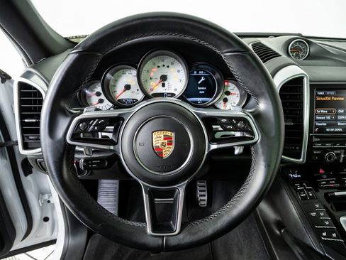 Used 2015 Porsche Cayenne S image 9