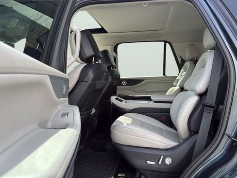 Used 2025 Lincoln Navigator Reserve AWD/4WD image 24