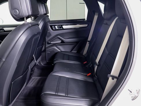 Certified 2023 Porsche Cayenne Platinum Edition image 9