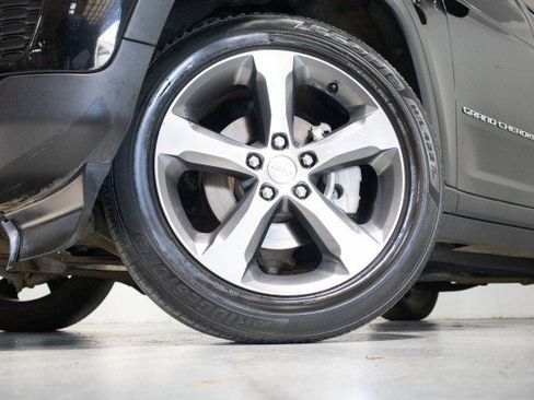 Used 2023 Jeep Grand Cherokee Limited image 3