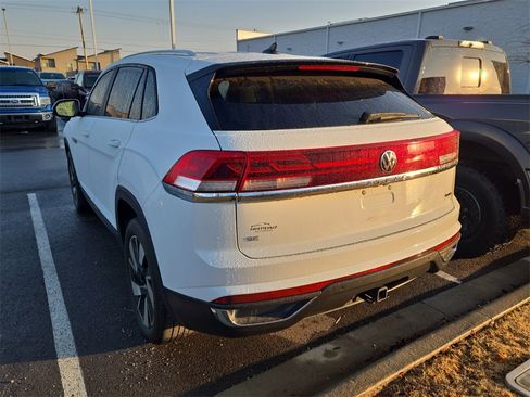 Used 2024 Volkswagen Atlas Cross Sport SE image 2