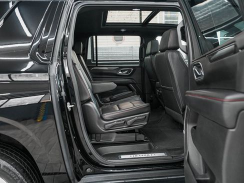 Used 2022 Chevrolet Suburban RST w/ Sport Performance Package image 33