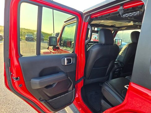 Used 2022 Jeep Wrangler Unlimited Sahara w/ Cold Weather Group AWD/4WD image 28