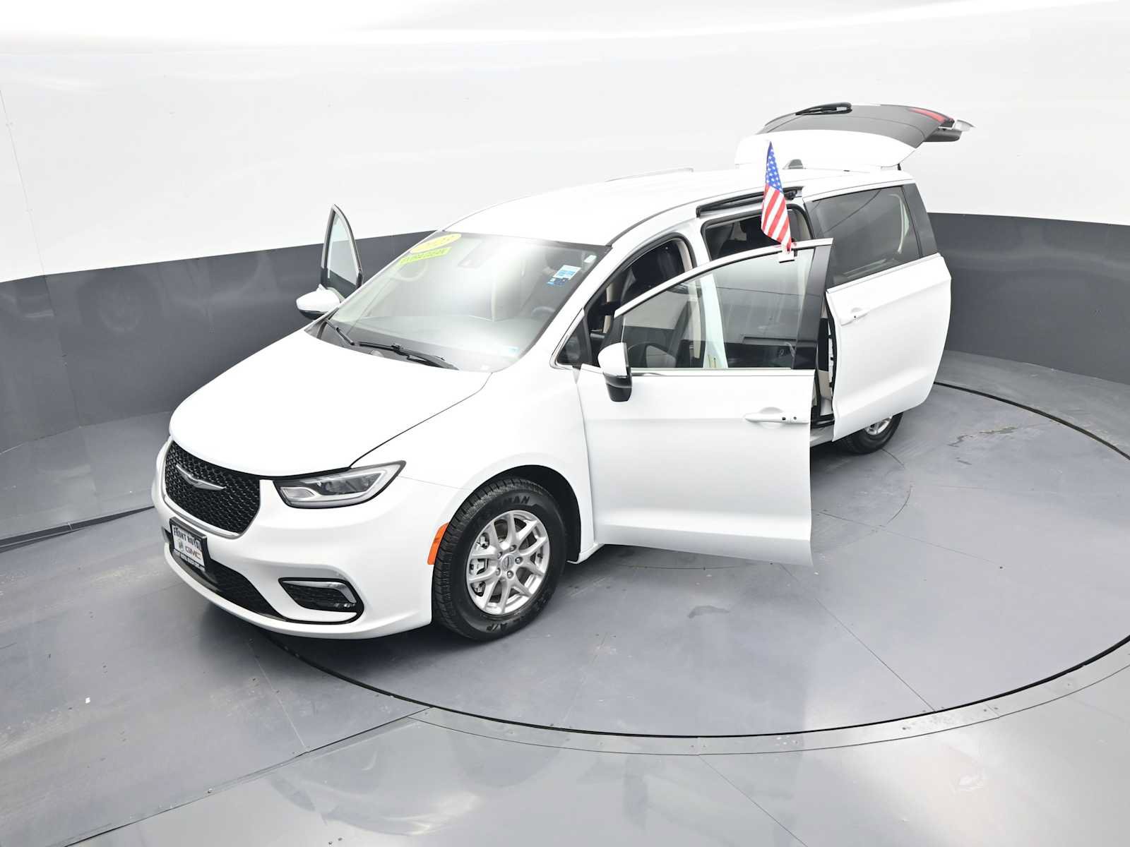 Used 2023 Chrysler Pacifica Touring-L FWD image 42