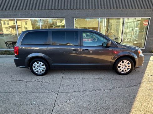 Used 2018 Dodge Grand Caravan SE FWD image 4