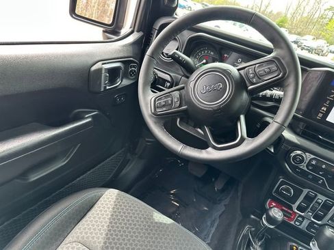 Used 2025 Jeep Wrangler Unlimited Rubicon 4xe w/ Convenience Group AWD/4WD image 23
