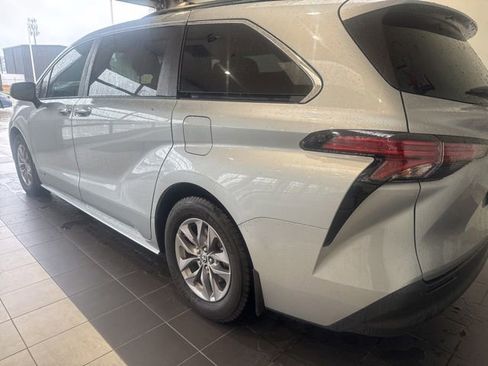 Used 2021 Toyota Sienna XLE FWD image 19
