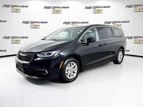 Used 2024 Chrysler Pacifica Touring-L FWD image 3