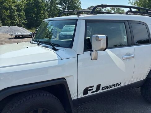 Used 2014 Toyota FJ Cruiser 4WD w/ Convenience Package image 2