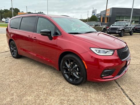 New 2026 Chrysler Pacifica Select w/ S Appearance Package image 8