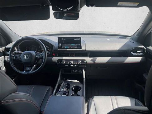 Used 2025 Honda Pilot TrailSport image 9