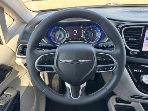 Used 2024 Chrysler Pacifica Touring-L FWD image 13