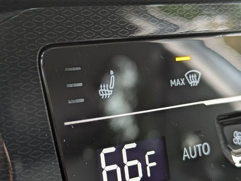 Used 2025 Volkswagen Taos SE image 21