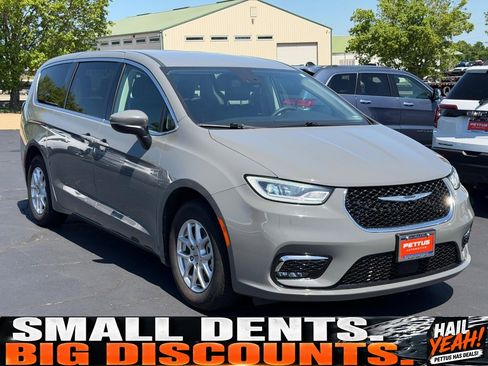 Used 2023 Chrysler Pacifica Touring-L FWD image 1