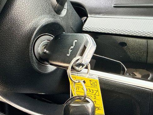 Used 2023 Kia Sportage LX image 9