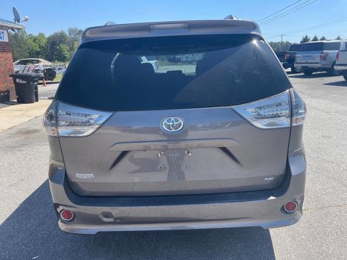 Used 2016 Toyota Sienna SE Premium image 5