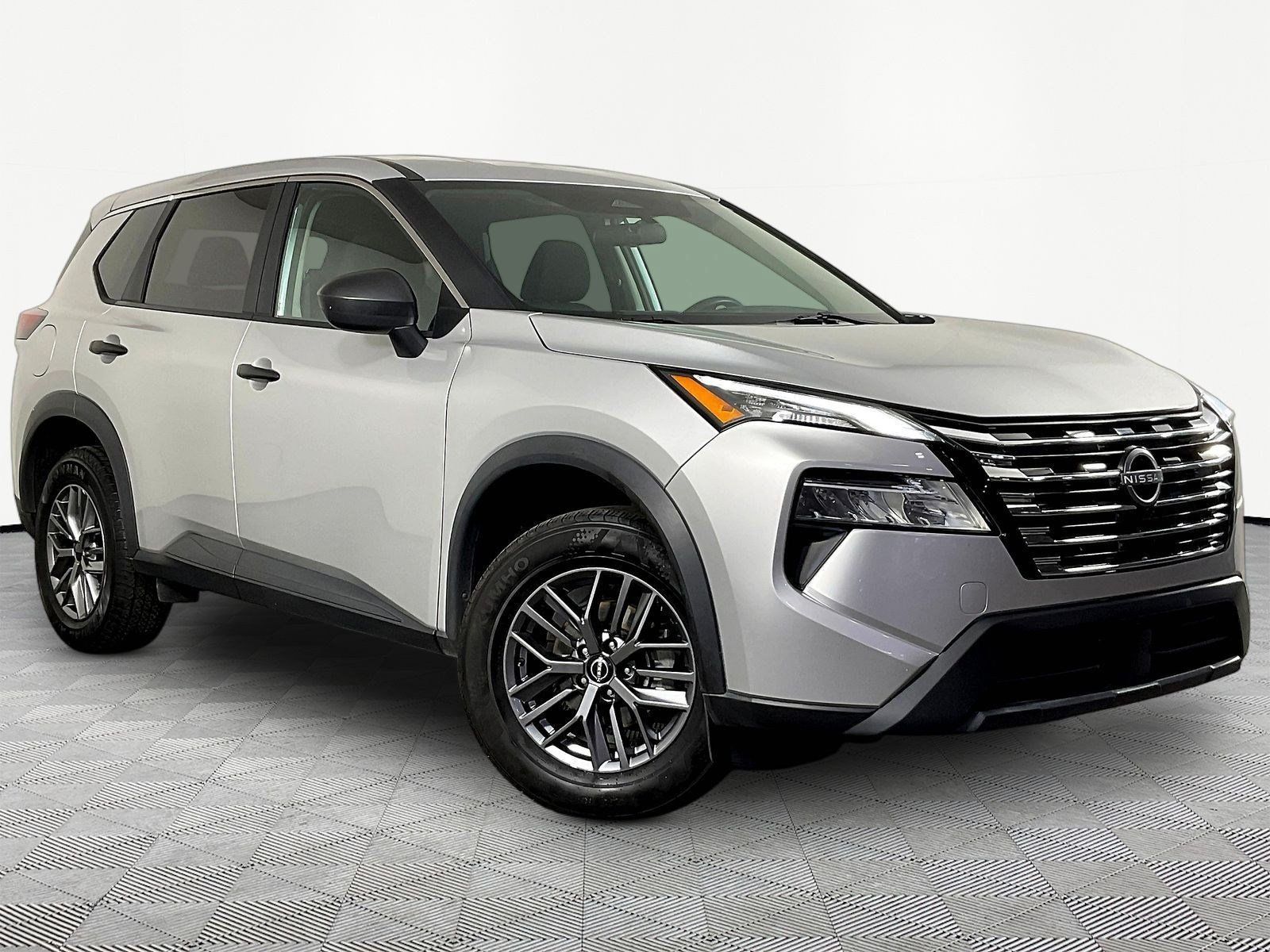 Used 2024 Nissan Rogue S AWD/4WD image 3