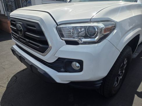 Used 2018 Toyota Tacoma SR5 RWD image 2