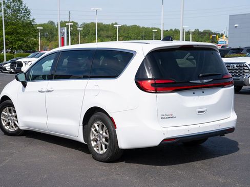 Used 2024 Chrysler Pacifica Touring-L image 3