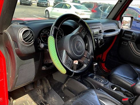 Used 2018 Jeep Wrangler Unlimited Sahara image 4