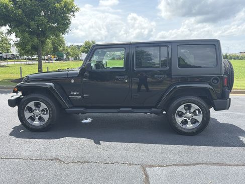Used 2018 Jeep Wrangler Unlimited Sahara w/ Connectivity Group AWD/4WD image 20