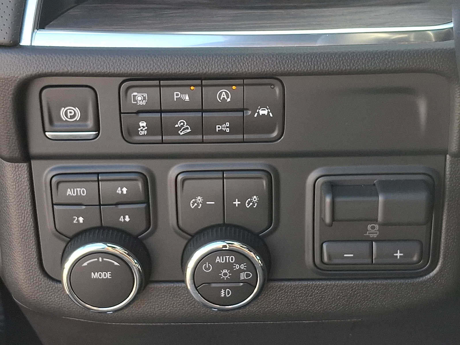 Certified 2025 Chevrolet Suburban Premier w/ Sun And Tow Package AWD/4WD image 25