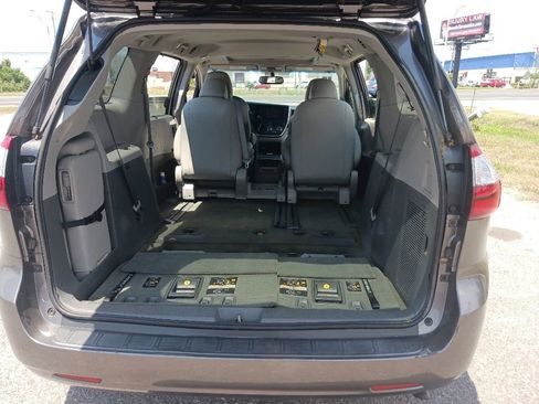 Used 2016 Toyota Sienna XLE FWD image 21