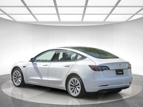 Used 2023 Tesla Model 3 Standard Range image 2