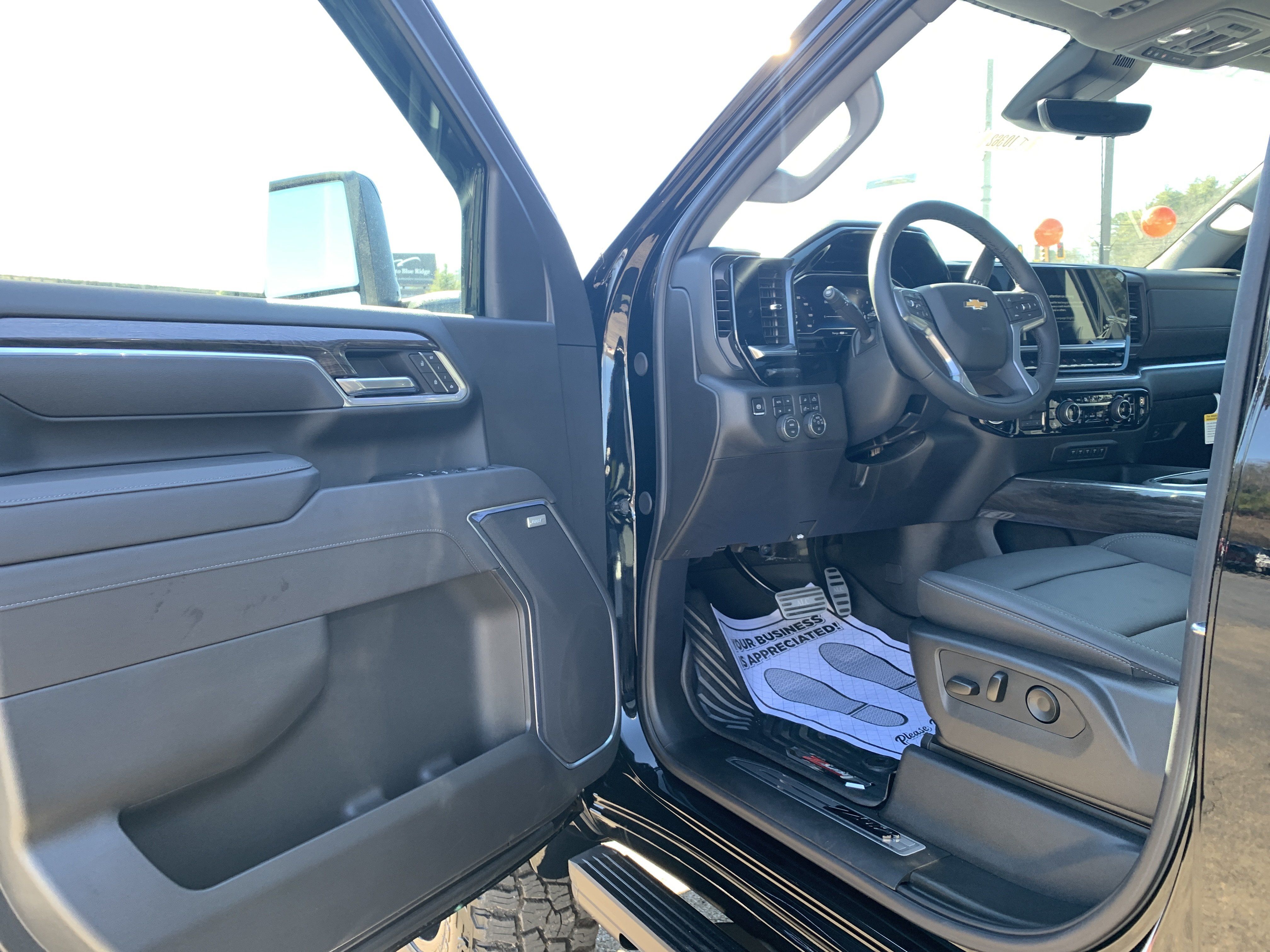 New 2025 Chevrolet Silverado 2500 LTZ w/ LTZ Premium Package AWD/4WD image 9
