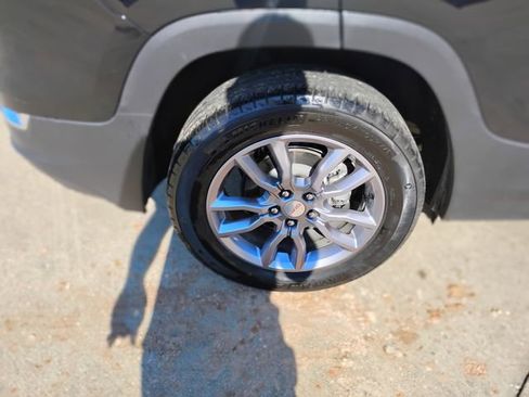 Used 2024 GMC Terrain SLT image 12