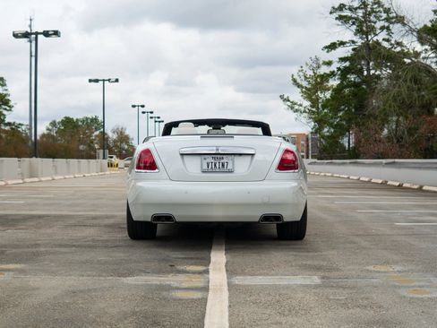 Used 2017 Rolls-Royce Dawn image 23