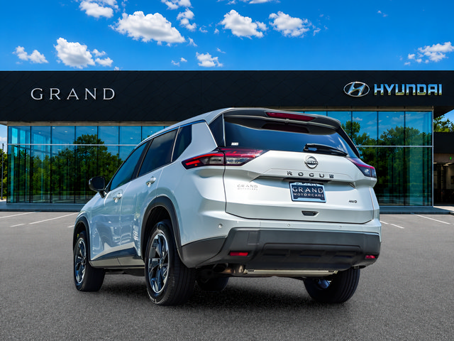 Used 2025 Nissan Rogue SV AWD/4WD image 4