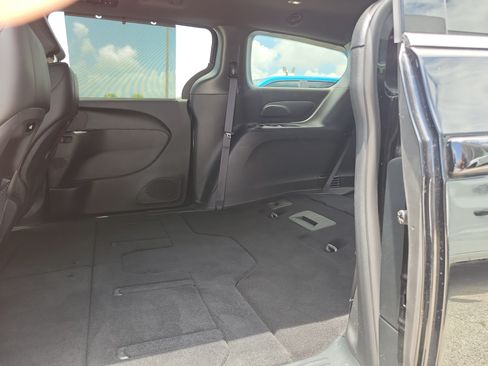 Used 2025 Chrysler Pacifica Select FWD image 8
