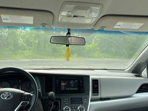 Used 2017 Toyota Sienna L FWD image 7