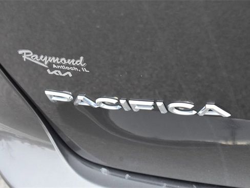 Used 2017 Chrysler Pacifica Touring-L w/ Tire & Wheel Group image 15