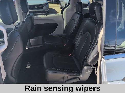 Used 2024 Chrysler Pacifica Touring-L image 13