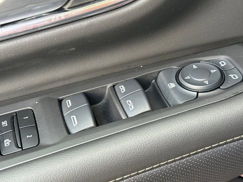 Used 2024 GMC Yukon SLT image 11