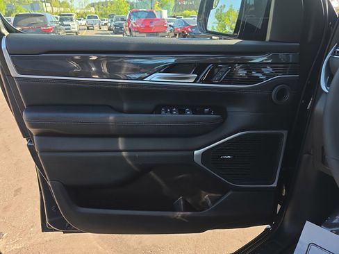 Used 2024 Jeep Wagoneer 4WD image 29