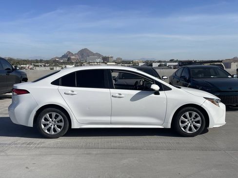 Used 2022 Toyota Corolla LE image 3