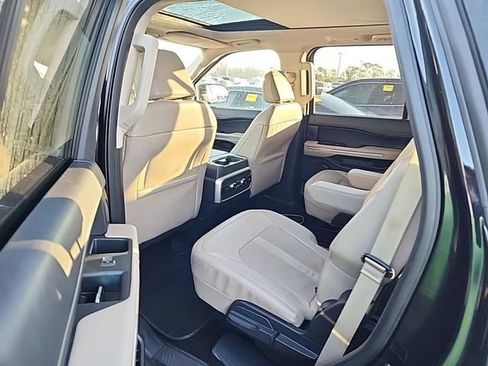 Used 2022 Ford Expedition Limited image 12