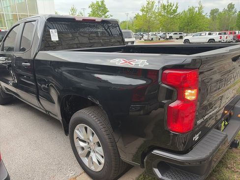 Used 2025 Chevrolet Silverado 1500 Custom image 3