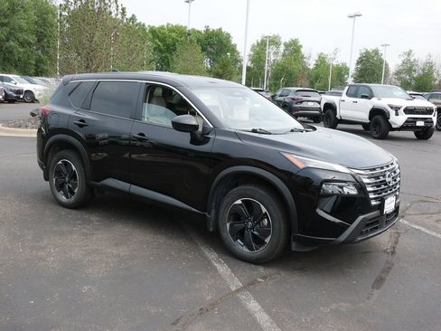 Used 2025 Nissan Rogue SV AWD/4WD image 2