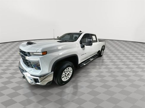 Used 2024 Chevrolet Silverado 2500 LT image 4
