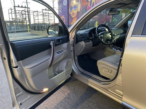 Used 2011 Toyota Highlander Limited image 10