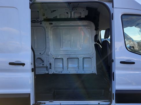 Used 2022 Ford E-Transit 148 High Roof Extended image 17