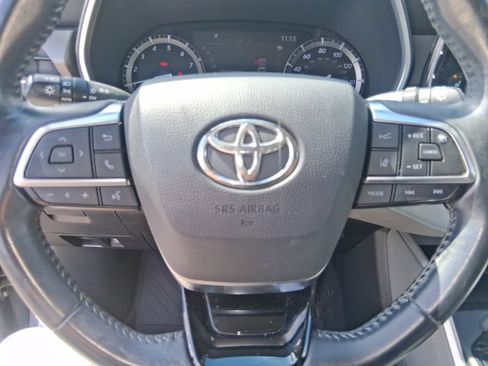 Used 2021 Toyota Highlander XLE AWD/4WD image 13